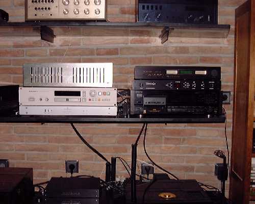 Ecualizador Luxman, Grabadora CD Marantz, DAC Goldmund, Sintonizador Magnum Dynalab, Atenuador Amadeus, DAT Sony